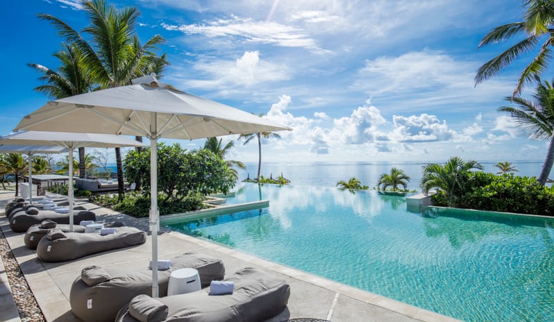 Long Beach-Infinity pool sunloungers